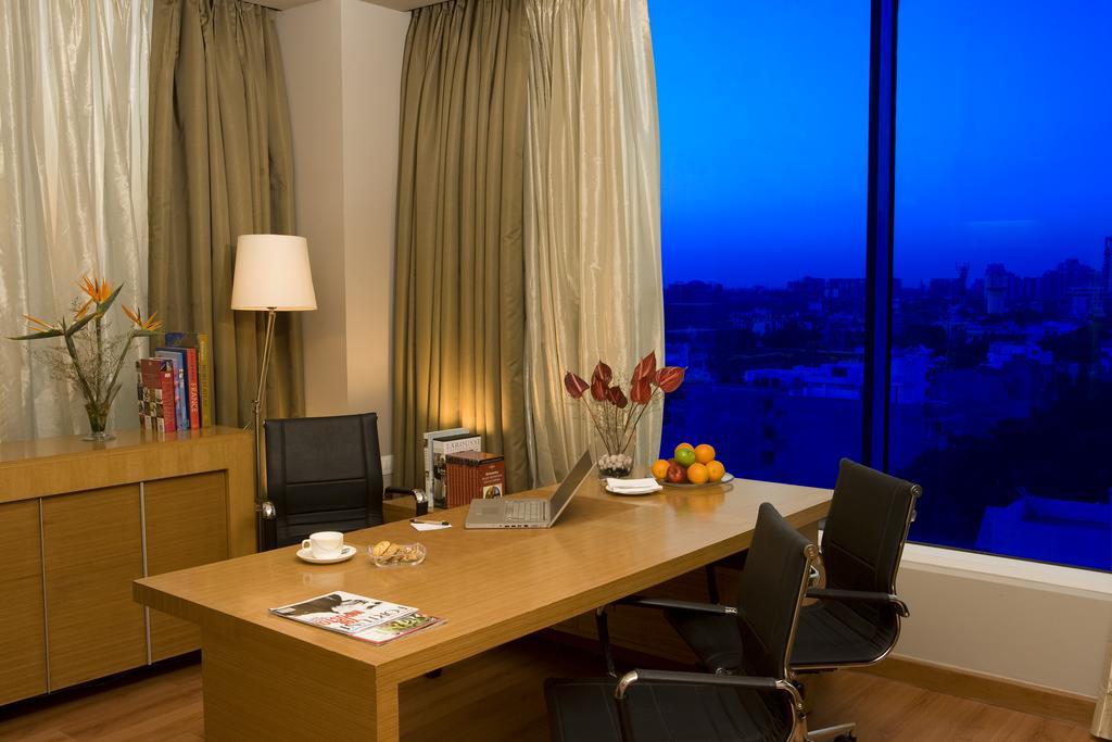Radisson Blu Suites Gurgaon Bagian luar foto